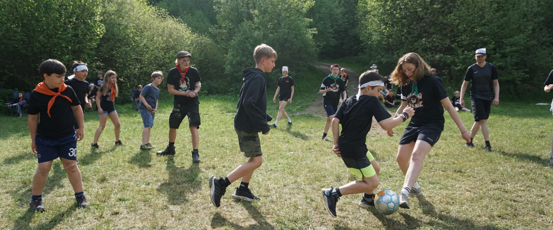 Gruppenkinder spielen Fußball