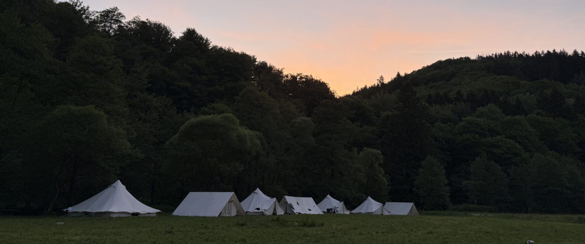 Pfingstlager 2026 6 Weiße Zelte in der Abenddämmerung