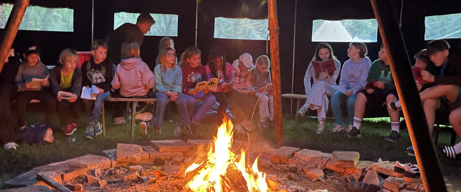 Pfingstlager 2026 4 Pfadfinder singen am Lagerfeuer in der Jurte